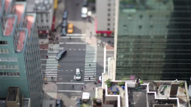 Straatbeeld van het Manhattan met verkeer en — Stockvideo