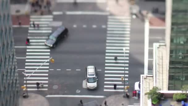 Manhattan escena callejera con el tráfico y — Vídeos de Stock