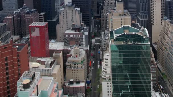 Blick auf die Skyline von Manhattan von einem hohen Aussichtspunkt — Stockvideo