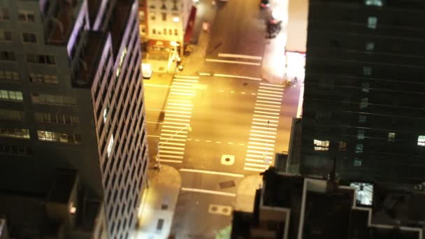 Manhattan escena callejera con el tráfico y — Vídeos de Stock
