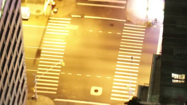 Manhattan escena callejera con el tráfico y — Vídeo de stock