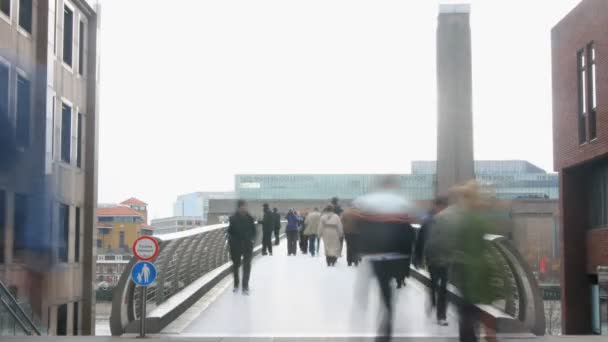 Cruzar el puente del milenio, Londres, Reino Unido — Vídeo de stock