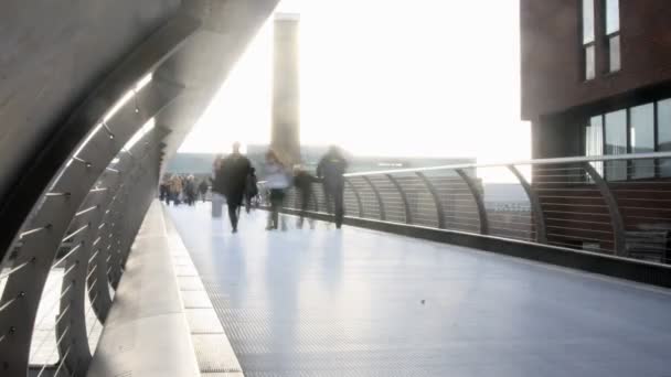 Passerar millenium bridge, london, Storbritannien — Stockvideo