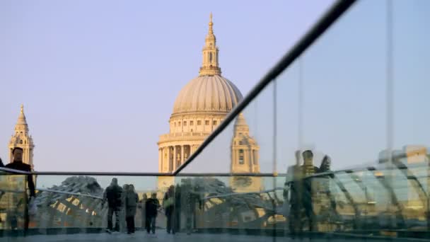 Blick auf die St. Pauls Kathedrale, von der Millennium Bridge, London — Stockvideo