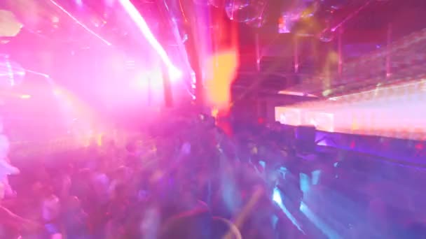 Gran multitud llenando la pista de baile y bailando en la discoteca londinense — Vídeos de Stock