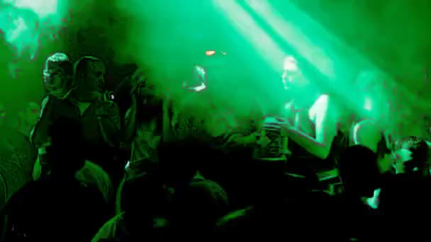 Dans pisti doldurmayı ve Londra gece kulübünde dans kalabalık — Stok video