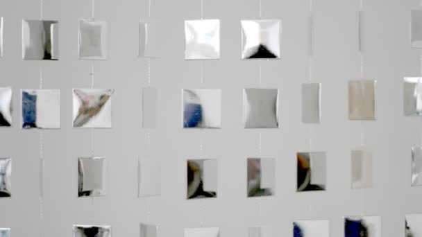 Холодные металлические формы висят на стене и движутся — стоковое видео