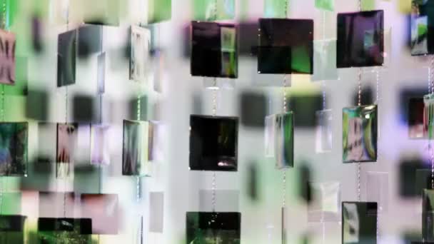 Frescas formas de metal colgando en la pared y en movimiento — Vídeos de Stock