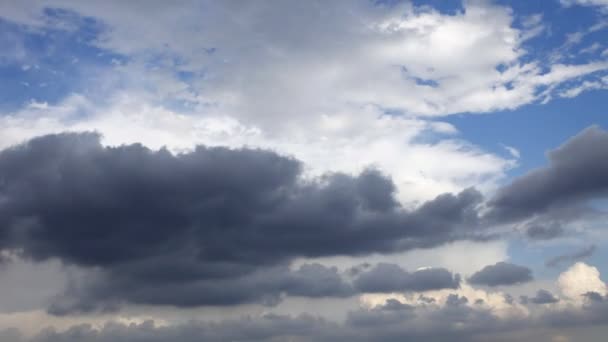 Tiro de hermosas nubes en movimiento y el cielo — Vídeos de Stock