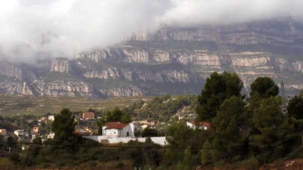 Хронология знаменитых и величественных гор Монсеррат в Каталонии — стоковое видео