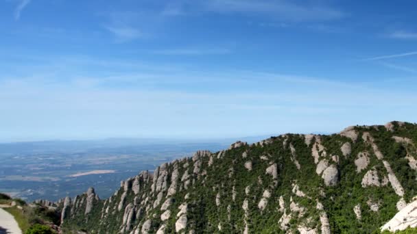 Wolken über den berühmten und majestätischen Bergen des Montserrat in Katalonien — Stockvideo