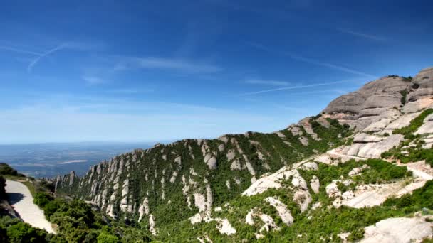 Chmur przepływających przez słynnego ad majestatycznymi górami montserrat w Katalonii — Wideo stockowe