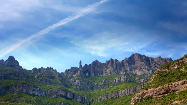 Nuvens passando sobre as famosas montanhas de montserrat ad majestoso na Catalunha — Vídeo de Stock