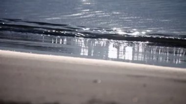 yumuşak su yansıtan ışık parıldıyor odaklı