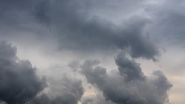 Moody bulutlar — Stok video