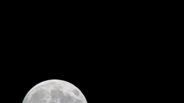 Timelapse d'une pleine lune se déplaçant à travers le ciel — Video