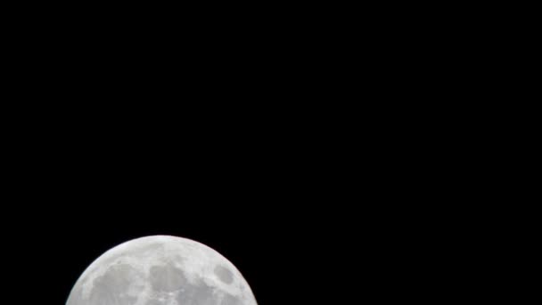 Timelapse d'une pleine lune se déplaçant à travers le ciel 