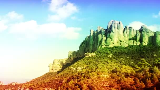 Pannen timelapse van de beroemde en majestueuze bergen van montserrat — Stockvideo