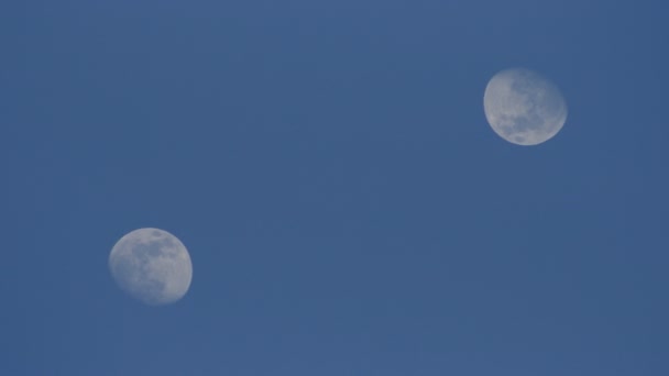 Timelapse d'une pleine lune se déplaçant à travers le ciel 