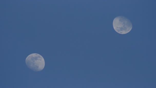 Timelapse d'une pleine lune se déplaçant à travers le ciel — Video