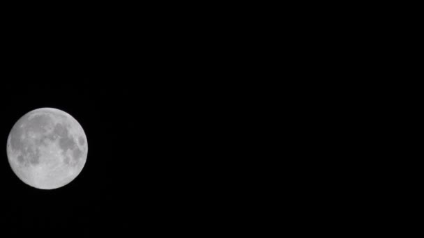 Une pleine lune se déplaçant dans le ciel 