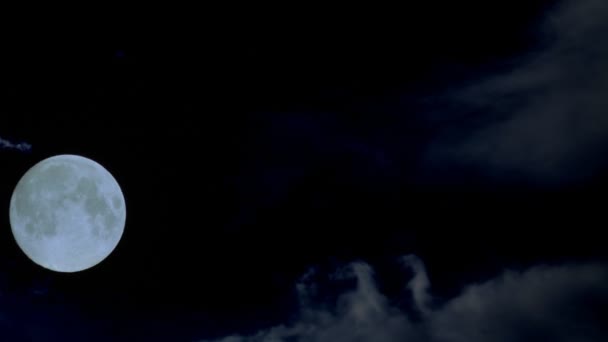 Une pleine lune se déplaçant dans le ciel 