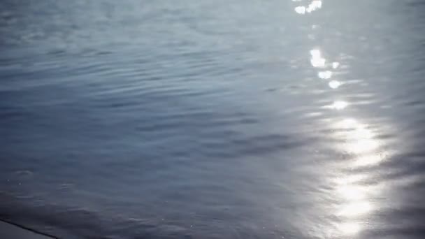 Étincelles de lumière douce et focalisée réfléchissant sur l'eau — Video