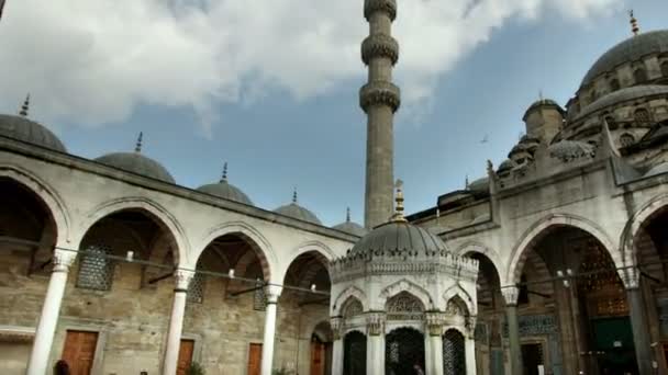 Timelapse dentro del patio de la mezquita yeni cami — Vídeo de stock