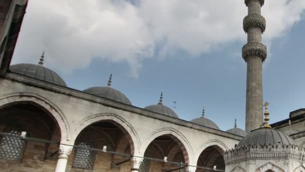 Timelapse dentro del patio de la mezquita yeni cami — Vídeo de stock