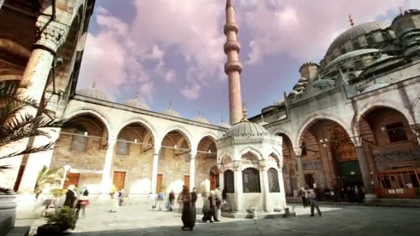 Timelapse inside the courtyeard of the yeni cami mosque — Stock Video