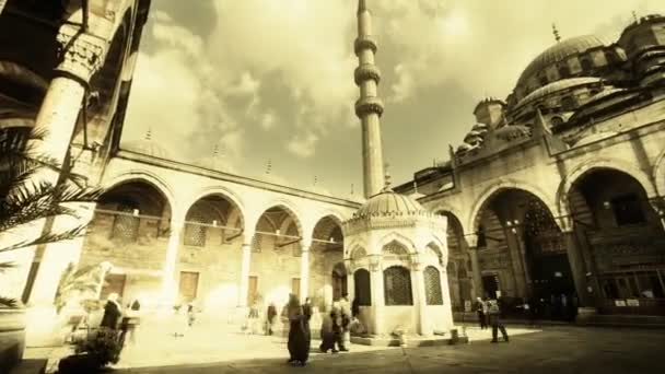 Een panning timelapse binnen de yeni cami moskee — Stockvideo