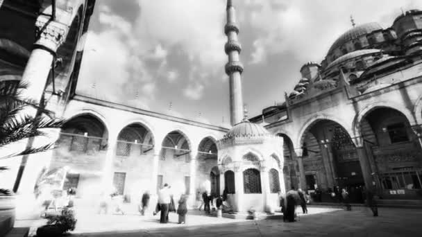 Un timelapse panorámico dentro de la mezquita yeni cami — Vídeo de stock