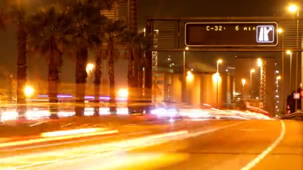 Всплеск ночного движения на автомагистрали во времени — стоковое видео