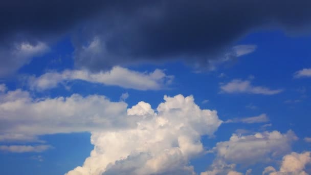 Nubes que pasan por encima — Vídeo de stock