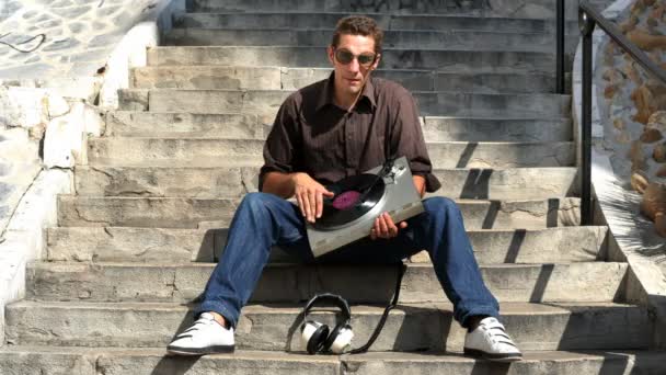 Man in urban setting with turntable — Stock Video