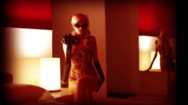 Kostüm giymiş seksi erotik erkek dans ediyor ve bir otel odasında takılıyor