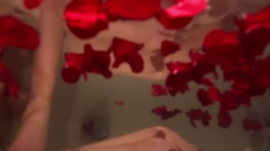gül yaprakları ile büyük bir banyo seksi güzel kadın