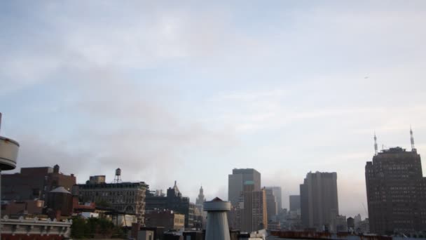 Σύννεφα που κινούνται πέρα από τον ουρανό από τη Νέα Υόρκη στον τελευταίο όροφο — Αρχείο Βίντεο