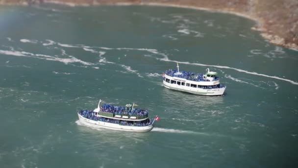 Tourists boats at niagara falls, usa and canada — Stock Video