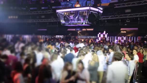Толпа танцует в прохладной дискотеке — стоковое видео