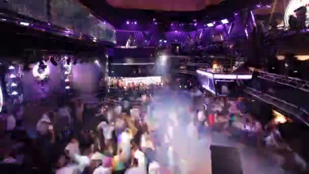 Толпа танцует в прохладной дискотеке — стоковое видео