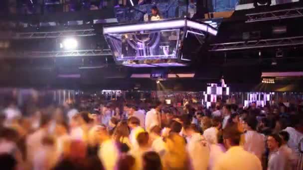 Multidão dançando em uma discoteca legal — Vídeo de Stock