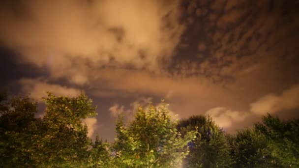 Wolken, die sich in der Nacht am Himmel bewegen — Stockvideo