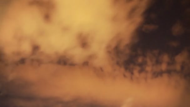 Las nubes que se mueven en el cielo por la noche — Vídeo de stock