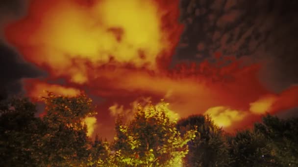 Wolken, die sich in der Nacht am Himmel bewegen — Stockvideo