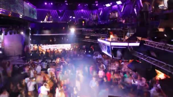 Crowd dancing in a cool discoteque — Stock Video