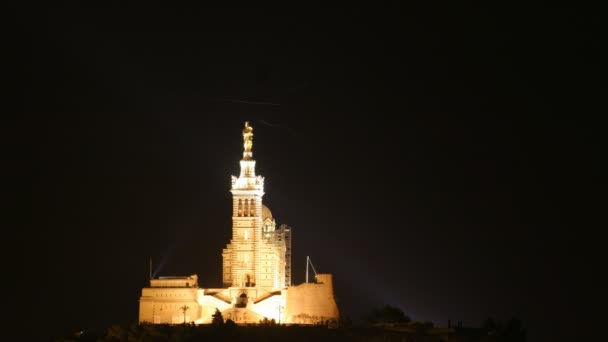 Iglesia Notre dame de la garde por la noche, timelapse del puerto vieux — Vídeos de Stock