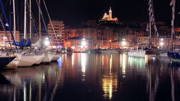 Timelapse del puerto de vieux, marsella con notre dama de la garde iglesia — Vídeos de Stock