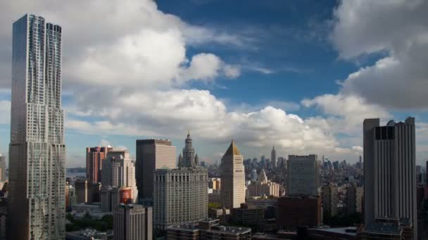 Timelapse av midtown Manhattans berömda skyline och gehry nybygget — Stockvideo