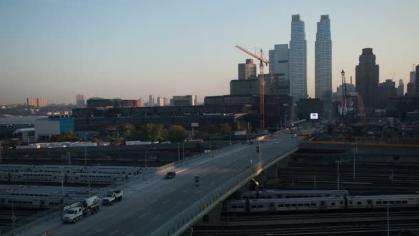 Timelapse de l'horizon de Manhattan du centre-ville à partir d'un point de vue élevé au lever du soleil 